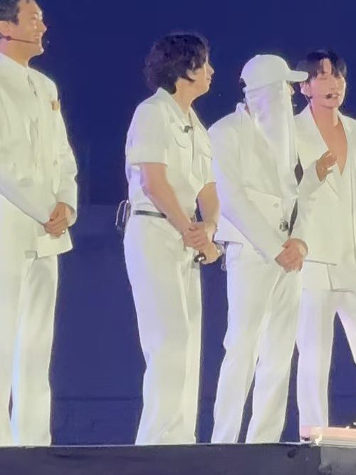 taesunamo's tweet photo. heechul standing right there with the guys on stage! THIS IS NOT A DREAM! ITS REAL YALL 😭😭😭 https://t.co/3ToTkXK5Wf