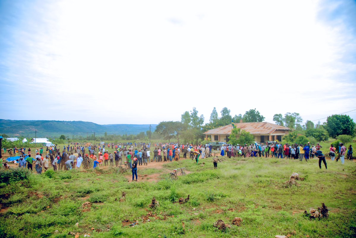 Kayonza District (@kayonzadistrict) on Twitter photo Perezida w'Inteko Ishingamategeko Umutwe w'Abadepite <a href="/GKazarwa/">Kazarwa Gertrude</a> ari kumwe n’abandi badepite, Umunyamabanga Nshingwabikorwa wa <a href="/RwandaEast/">𝐄𝐚𝐬𝐭𝐞𝐫𝐧 𝐏𝐫𝐨𝐯𝐢𝐧𝐜𝐞 | 𝐑𝐰𝐚𝐧𝐝𝐚</a>, <a href="/JeanneNhabimana/">Jeanne Nyirahabimana</a>, Meya <a href="/BoscoNyemazi/">Nyemazi John Bosco</a> n’inzego z’umutekano bifatanyije n'abaturage bo mu Murenge wa Rwinkwavu muganda rusange.
1/4 Perezida w'Inteko Ishingamategeko Umutwe w'Abadepite <a href="/GKazarwa/">Kazarwa Gertrude</a> ari kumwe n’abandi badepite, Umunyamabanga Nshingwabikorwa wa <a href="/RwandaEast/">𝐄𝐚𝐬𝐭𝐞𝐫𝐧 𝐏𝐫𝐨𝐯𝐢𝐧𝐜𝐞 | 𝐑𝐰𝐚𝐧𝐝𝐚</a>, <a href="/JeanneNhabimana/">Jeanne Nyirahabimana</a>, Meya <a href="/BoscoNyemazi/">Nyemazi John Bosco</a> n’inzego z’umutekano bifatanyije n'abaturage bo mu Murenge wa Rwinkwavu muganda rusange.
1/4