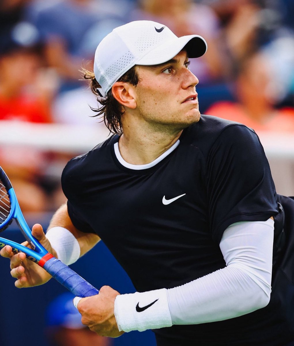 WHAT A START🔥

Jack Draper🇬🇧 takes the first set in under 30 mins 6-2 against Joao Fonseca🇧🇷 in the third round of Roland Garros🇬🇧💪🏼

Keep going Jack🇬🇧🙌🏼

📸<a href="/the_LTA/">LTA</a>