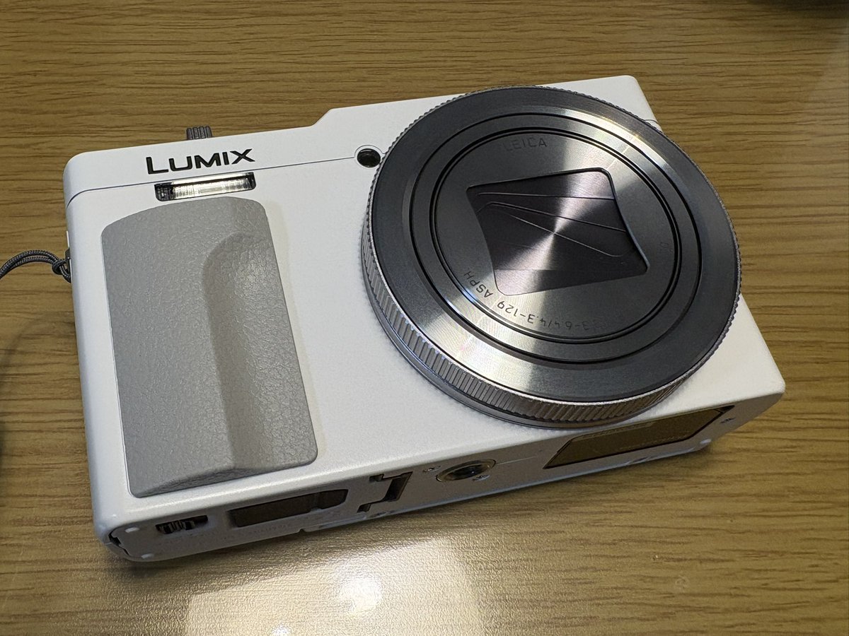 MG_boc79_msy's tweet photo. 旦那さんにコンデジを買ってもらいました。
写真撮るの大好きだけど、一眼は重いし、本体&レンズも高いので。
気軽にお散歩で使ったり、主にディズニーで使いたいと思います。
とにかくズーム重視で決めました📸
#パナソニック #LUMIX #DCTZ99 https://t.co/7UrwfA5Y9x