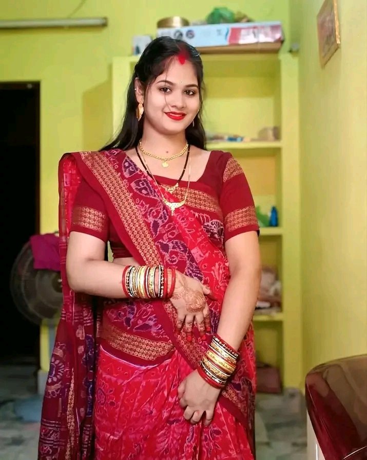 लड़कियों के नखरे उठने से अच्छा है..
हम जैसी भाभियों की साड़ी और टांगे उठाओ..!❣️