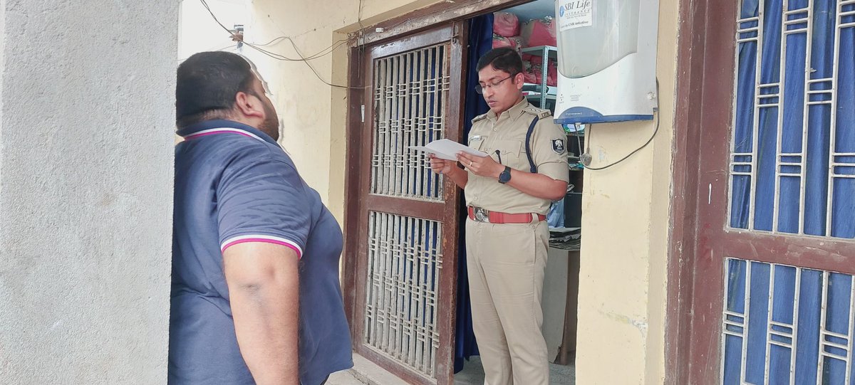 आज दिनांक-31.05.25 को  अनुमंडल पुलिस पदाधिकारी सदर-1, पटना के द्वारा प्रत्येक दिनों के भाँति अपने कार्यालय में आम जनता की #शिकायतों को सुना गया एवं संबंधित पुलिस पदाधिकारी को विधि-सम्मत कार्रवाई हेतु आवश्यक दिशा-निर्देश दिया गया! 
<a href="/EastSP_Patna/">CITY SP (East) Patna</a> 
<a href="/PatnaPolice24x7/">Patna Police</a>