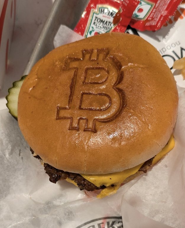 whale_wtcher's tweet photo. Bitcoin holders, your happy meal has arrived 😎
Steak 'n Shake just launched the Bitcoin Burger 🍔
Next bull run powered by beef &amp; buns 🧡
#Bitcoin #Crypto https://t.co/mVTR4wsTBn