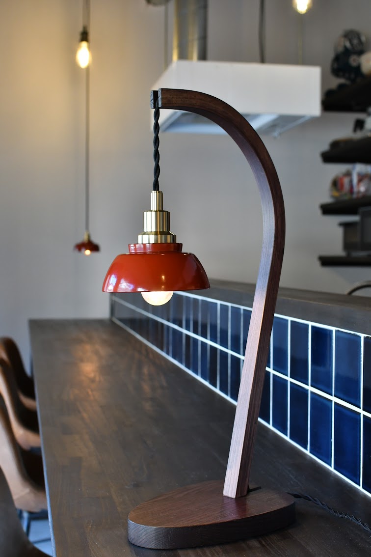 輪島塗の漆器を活用したデスクライトの試作品。けっこう良い感じじゃない？一緒にスタンドを開発してくれる会社を探そうと思います。

#TOGISO #輪島塗のある生活 #志賀町赤崎 #富来