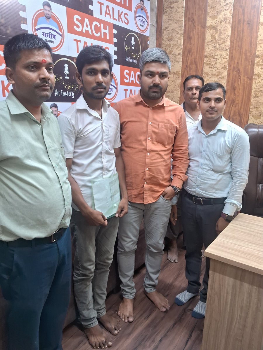 TheJasvirYadav's tweet photo. यह बिहार है, यहाँ स्टूडेंट्स के साथ इंसाफ नहीं, मज़ाक किया जाता है! यहाँ अपना हक प्यार से नहीं, छीन कर लेना पड़ता है! सब यहाँ घूसखोर हैं, नेता से लेकर बड़े-बड़े अधिकारी भी पैसे के भूखे होते हैं, न कि ईमानदारी के! हम BELTRON के तमाम छात्र क्या नहीं किए, लेकिन कोई हमारा साथ नहीं दिया! सभी नेता सिर्फ झूठा वादा करके वोट माँगने आते हैं! जब स्टूडेंट्स के साथ ज़ुल्म होता है तो कोई मदद के लिए आगे नहीं आता है!

सभी नेता और बड़े अधिकारी सिर्फ अपने बच्चों के बारे में सोचते हैं और सिर्फ अपना सुख तलाशते हैं! दूसरे के बच्चों के साथ ये लोग अत्याचार करते हैं और अपने बच्चों को विदेश भेजते हैं पढ़ने के लिए!

#Beltron #Deo #Result #Scam #Bsedc #NitishKumar #BiharNews #Patna #Bihar  #BiharPolitics #ZeeBiharJharkhand  
#BiharToday #BiharLive #BreakingNewsBihar
#BiharSamachar #PrabhatKhabar #ZeeNews #ABPNews #ABPBihar #BiharNews
#DainikBhaskar #timesofindia #ZeeBiharNews 
#ABPNews #Thexpressindia #TheLallantop #IndiaToday #EconomicTimes #TimesNow #the_hindu #ABPNews #prabhatkhabar #AmarUjalaNews #boltaHindustan #indexBihar #biharfoundation #JagranNews #ANI

@NitishKumar @AbhaySinghIAS @mantusinghmla @bsedc @yadavtejashwi @tejYadav14 @iChiragPaswan @vijayKrSinhaBih
@PrashantKishor  @samrat4bjp @DitBihar @deounion @kumravi_ias @RanaYashwant1 
@DileepY51270176 @pappuyadavjapl @sunilkbv @narendramodi
@amitshah @bjp4bihar @YusufRJD @mehboob_kaiser  @Sandeep_Saurav_ 
@kanhaiyakumar 

@DainikBhaskar @timesofindia @ZeeBiharNews @JagranNews @aHindinews @ANI 
@ABPNews @Thexpressindia @TheLallantop @IndiaToday @EconomicTimes @TimesNow @the_hindu @ABPNews @prabhatkhabar @AmarUjalaNews @boltaHindustan @indexBihar @biharfoundation @dir_ed @cbic_india @cbiheadquarters @BBCWorld @BBCHindi @tcs @manishKasyapsob