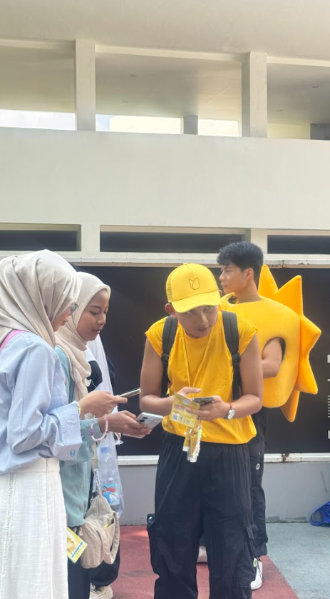 Literally baru jalan beberapa langkah di GBK langsung berasa kayak dibakar matahari untung banget ada yang ngasih Sunscreen dari POND’S gue jadi selamat 😭🧴