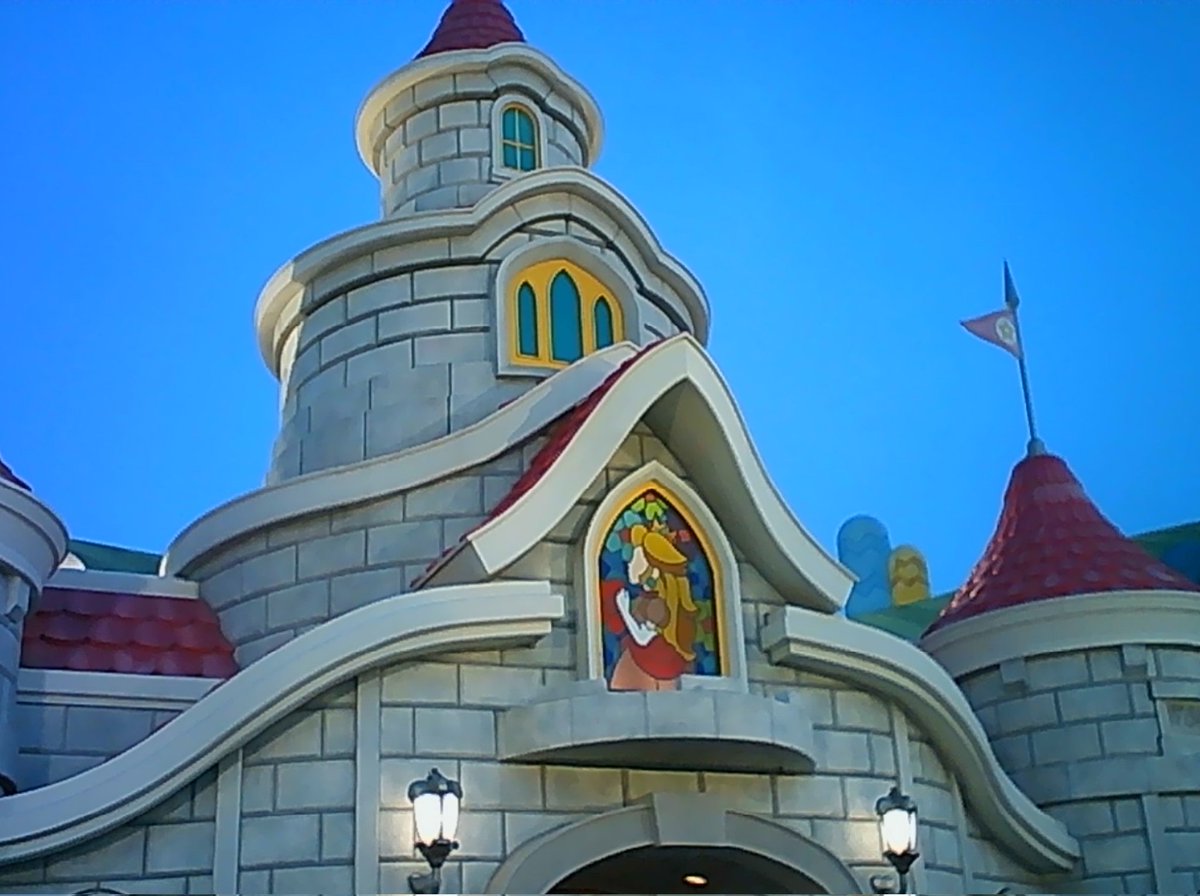 Kayori_1963's tweet image. #PIENIFLEX とユニバ散歩66
#スーパーニンテンドーワールド 入った正面は圧巻の世界ですが、振り返ったピーチ城はとても美しいですよ。
#USJファン #ユニバ