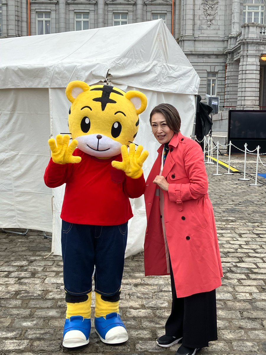 ／
🔈しまじろうくんが🎉
三原じゅん子内閣府特命担当大臣と記念撮影📸
＼
本日、内閣府主催のイベント「ともともフェスタ2025～迎賓館から始まる［共生社会］～」に参加しました✨
会場は迎賓館赤坂離宮の前庭。
番組おなじみの歌「おめでとう」など３曲を手話で披露しました🎶
**************