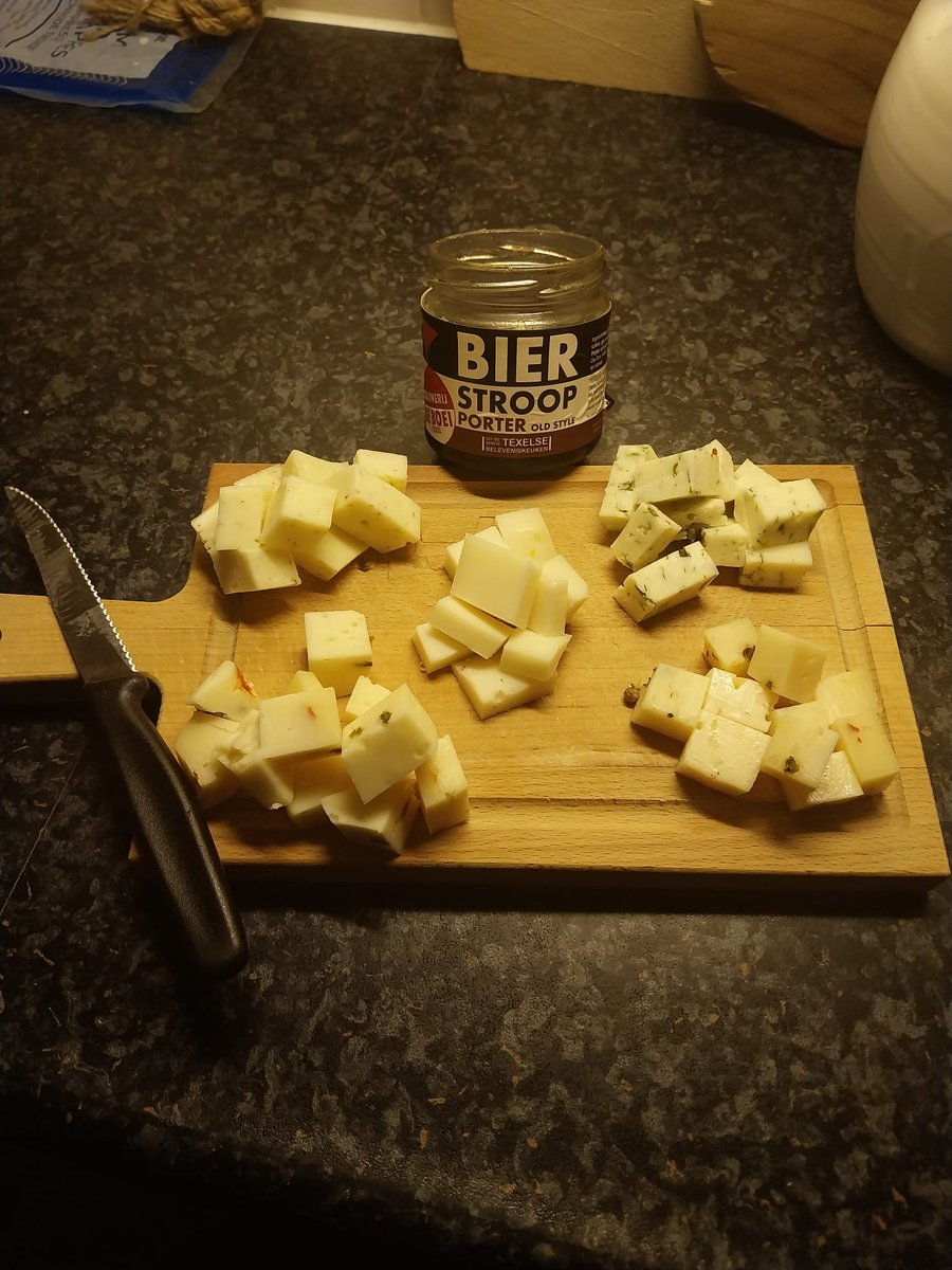 Kaasmaker stuurde foto door van zijn #kaasplankje gisteravond thuis. Doet hij goed!