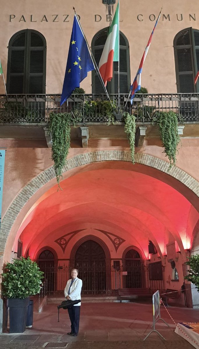 🎶 Müzik ve Diplomasi: İnsanları Birleştiren Evrensel Bir Dil

Hayatım boyunca sahnede konser veren bir sanatçı olarak, sanatın sadece bir bireysel ifade biçimi olmadığını, aynı zamanda bir temsil meselesi olduğunu hep savundum. Daha önceki yazımda, sanatçıların dünya