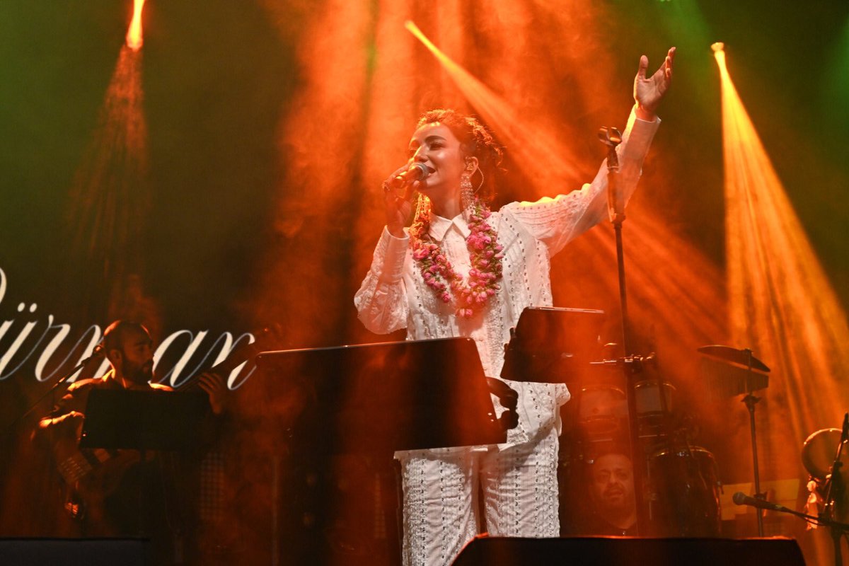 Uluslararası Isparta Gül Festivalimizin ilk gün akşamında hemşehrilerimizi sevilen sanatçı Öykü Gürman ile buluşturduk. Bu akşamda sanatçımız alanı dolduran binlerce kişiyle birlikte şarkılarını seslendirdi. Sanatçımıza ve alanı dolduran hemşehrilerilerimize teşekkür ederiz.