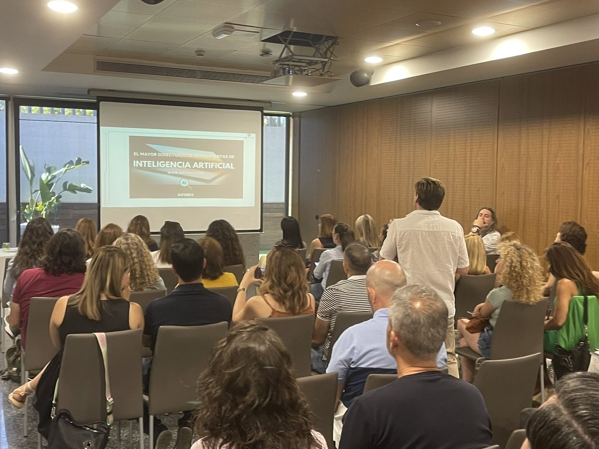DIRECMUR (@direcmur) on Twitter photo 🎙️ Empezamos las ponencias por todo lo alto en las #JornadasDirecmur2025
👨🏫 Nuestro compañero y director del <a href="/joaquincarrion/">joaquin carrion</a>, @tonigarciaarias, nos ha deleitado con una ponencia práctica, clara y cercana sobre aplicaciones y herramientas digitales. 🎙️ Empezamos las ponencias por todo lo alto en las #JornadasDirecmur2025
👨🏫 Nuestro compañero y director del <a href="/joaquincarrion/">joaquin carrion</a>, @tonigarciaarias, nos ha deleitado con una ponencia práctica, clara y cercana sobre aplicaciones y herramientas digitales.
