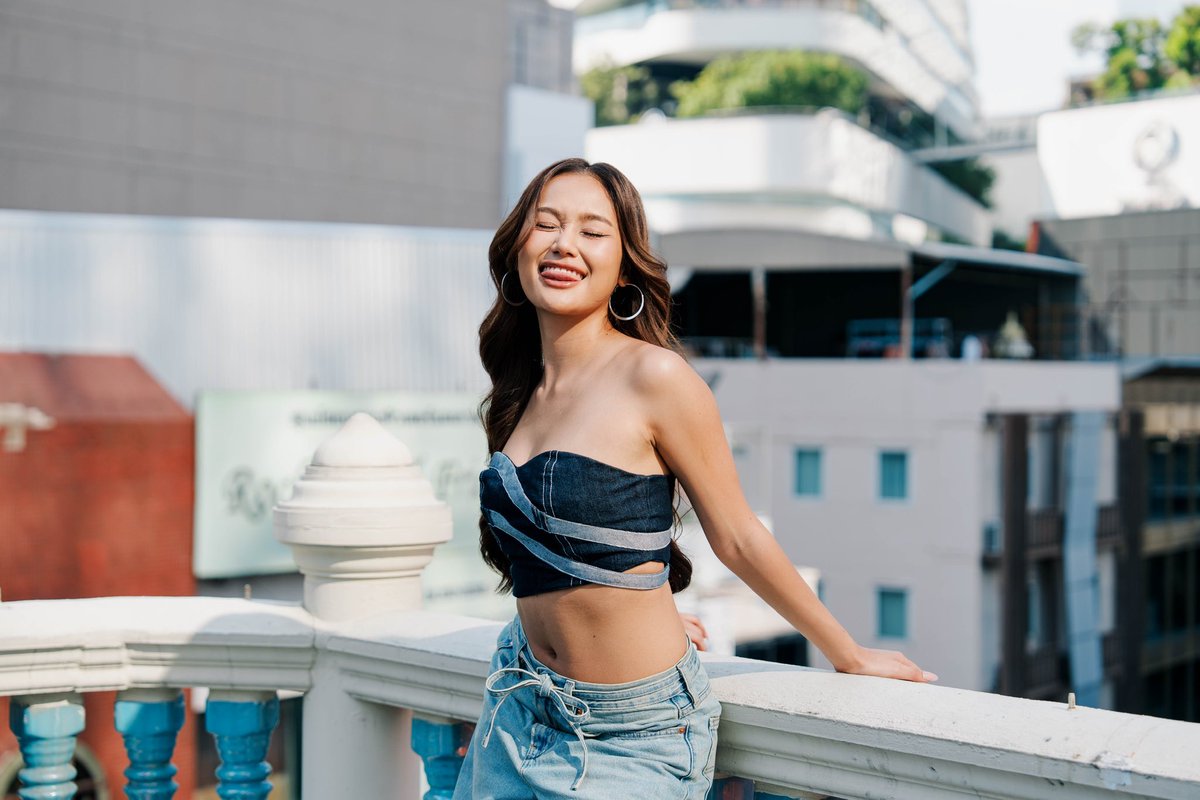 officialyupp's tweet image. [📰] Exclusive Interview with "GALCHANIE"
readthecloud.co/galchanie/

ขอบคุณทาง @readthecloud สำหรับบทสัมภาษณ์และภาพสวย ๆ ของ GALCHANIE นะครับ 🙏🏻☁️✨

📸 : thomornc

#TheCloud 
#GALCHANIE
#YUPP