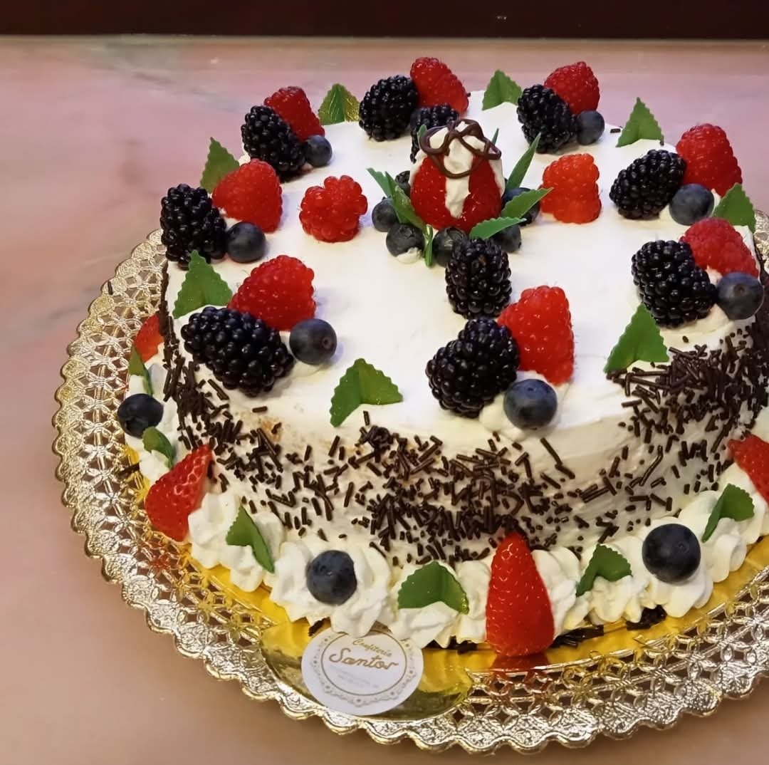 ConfiteraSantos's tweet photo. ¿Y que tal una tarta de frutos del bosque para celebrar que es sábado...?
#torrelavega #tartas https://t.co/tUeCrumS35