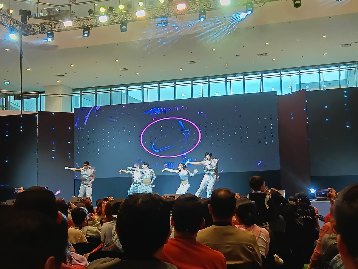 cloudybazookas's tweet image. And yes, even dancing is art. Cheers to Femme MNL for showing their talent onstage. ;p #CreativeSummit #GoNegosyo