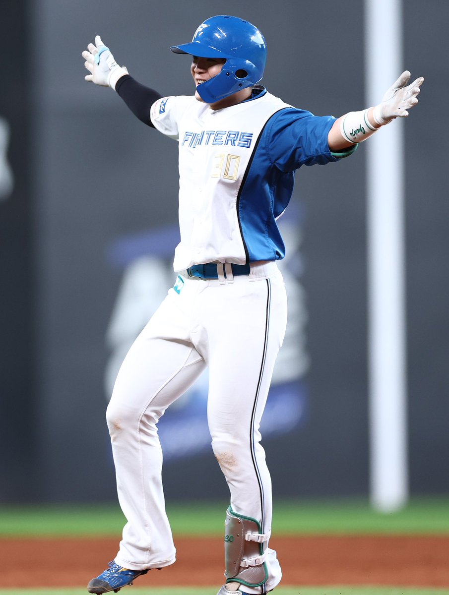 FightersPR's tweet photo. 2点を追う9回、試合をひっくり返しました🔥
#矢澤宏太 選手が同点適時打‼️
#郡司裕也 選手がサヨナラ打‼️

連続タイムリーで今季3度目のサヨナラ勝利です👏👏👏

#lovefighters https://t.co/Q4Wpf6pxPP