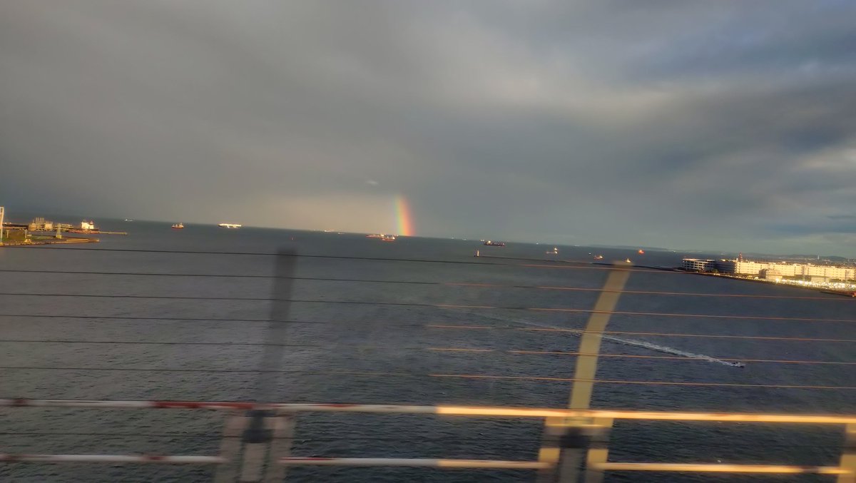 kamenosukeeeeee's tweet photo. ベイブリッジ通ってたら海から虹が出てた https://t.co/GyD2uuXgn0