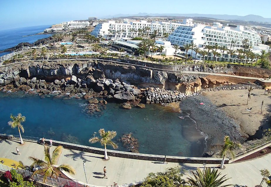 CanariasLifeW's tweet photo. ☀️ Así luce ahora mismo la playa de Las Galgas, en Costa Adeje 🏝️
¡Porque el día está perfecto para desconectar y recargar energías! 😍🌴
Antes de salir de casa, recuerda revisar nuestras cámaras 📲👉 https://t.co/MnT9wHr7uU
#CostaAdeje #LasGalgas #PlayaPerfecta #BuenTiempo https://t.co/6PgGnY762k