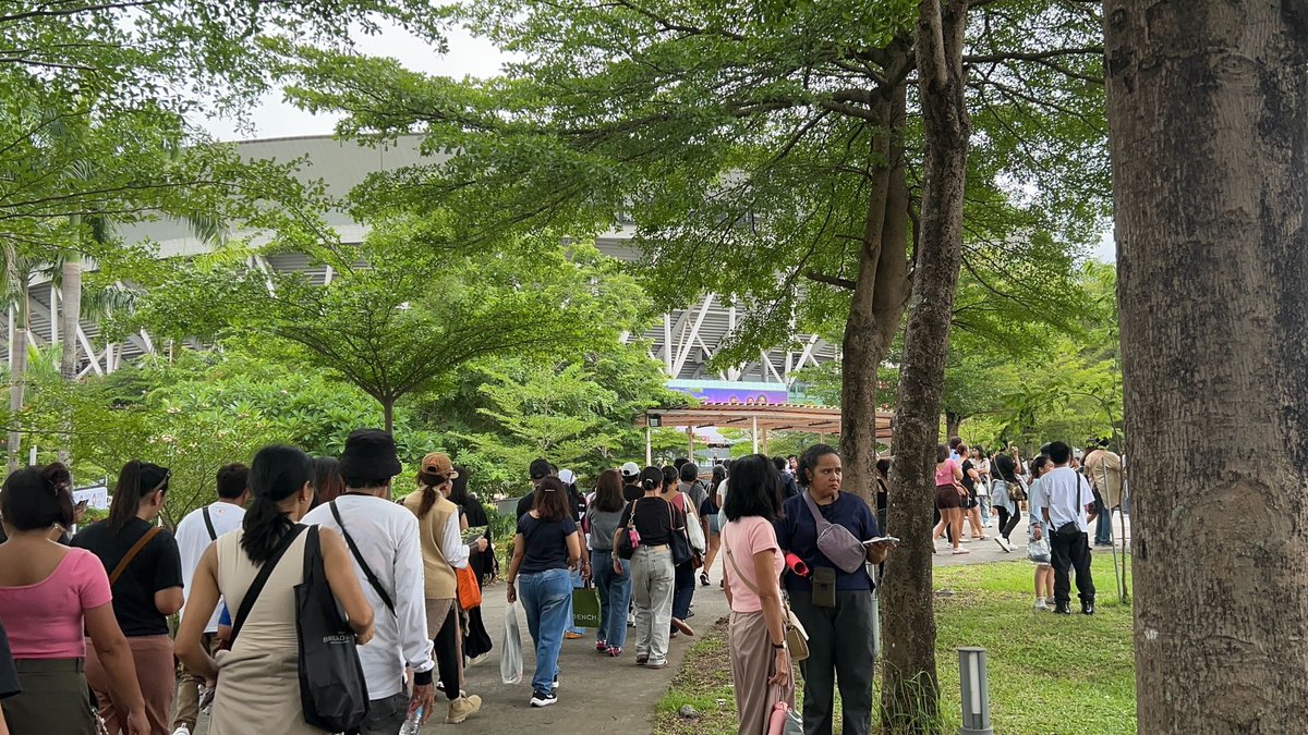 News5PH's tweet photo. READY NA ANG A'TIN

Dumagsa ang fans ng P-pop Kings na #SB19 sa Philippine Arena sa Bulacan para sa inaabangang “Simula at Wakas” world tour concert ngayong Sabado, May 31. #News5 | via @LuijUr_N5D https://t.co/mII4PwFuL2
