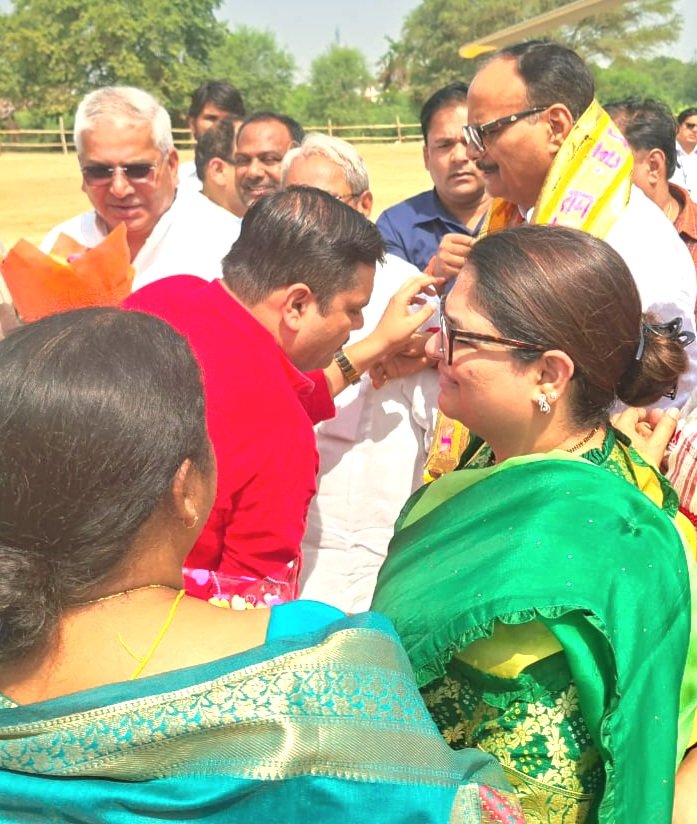 MehrotraAchin's tweet photo. आज सीतापुर आगमन पर उत्तर प्रदेश के यशस्वी उपमुख्यमंत्री श्री बृजेश पाठक जी का हेलीपैड पर स्वागत एवं अभिनंदन किया....

#एड_अचिन_मेहरोत्रा (पत्रकार)
नि.जिला अध्यक्ष भाजपा
सीतापुर

@brajeshpathakup https://t.co/sTd6smrXA6