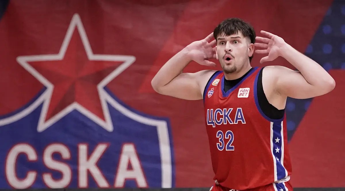 Arthur_Puy's tweet photo. 🇷🇺 "C’est un monde à part, une ville à part avec le monde".

🪆 Jeune intérieur franco-russe, Maxim Ilvovskiy vit et joue, en Russie, au CSKA Moscou.

🌍 Il évoque son parcours, son adaptation, et le contexte géopolitique.

✍🏻 À lire sur @Be_BasketFr :
→https://t.co/6IYDxWUcMJ https://t.co/Wlhf3B8IoA
