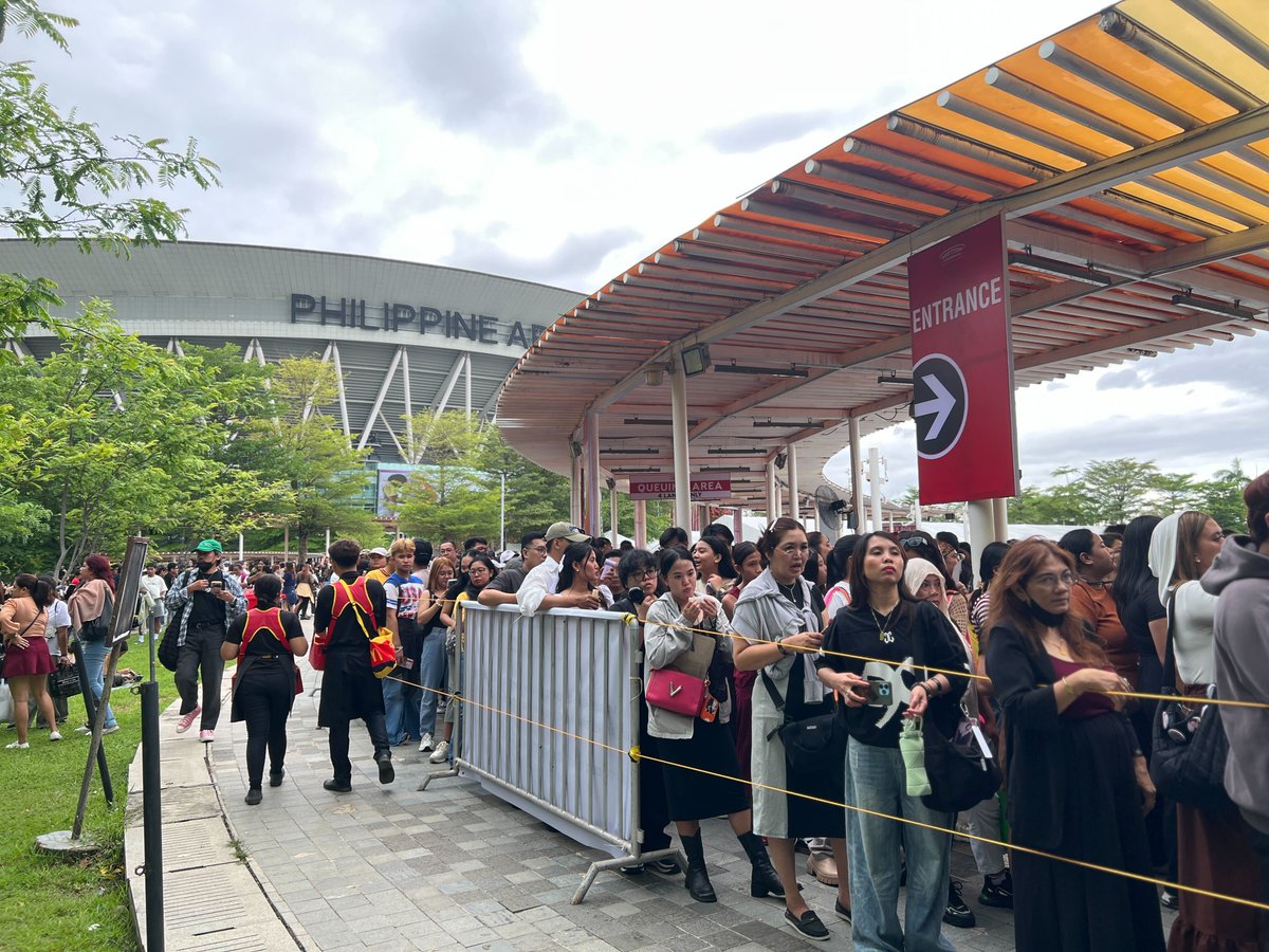 News5PH's tweet photo. READY NA ANG A'TIN

Dumagsa ang fans ng P-pop Kings na #SB19 sa Philippine Arena sa Bulacan para sa inaabangang “Simula at Wakas” world tour concert ngayong Sabado, May 31. #News5 | via @LuijUr_N5D https://t.co/mII4PwFuL2