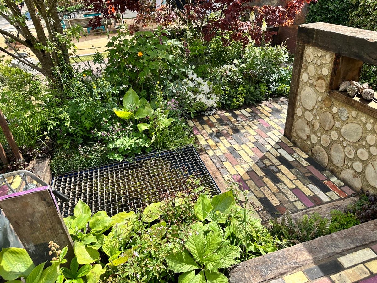 More about the Irish Garden Show in Dublin with Mark Gregory talking to Ken on WorldRadioGardening’s web site