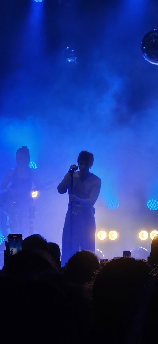 Una settimana fà 💙

"Dietro queste luci no non ci serve più niente, abbiamo già un concerto in corpo tutto il resto fuori è solo rimbombo" 🫶🏻✨️

#alexwyse