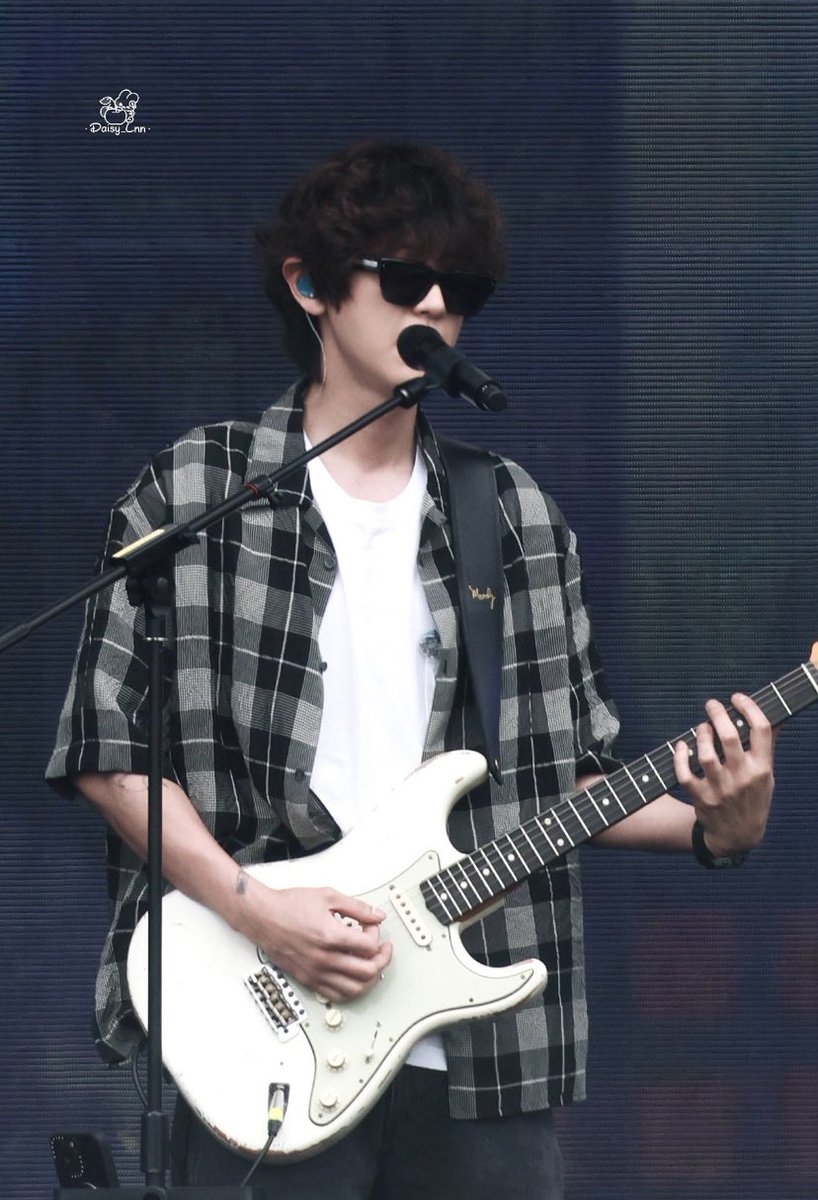 Chanyeol looks extremely handsome !!! He’s so cool I wanna cry 😭