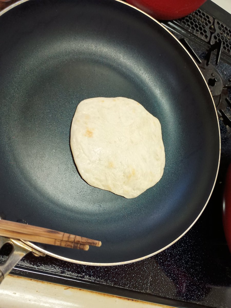 chibimedaka's tweet photo. 何となくトルティーヤ食べたくなったので、ま、材料あったし、休み��し

ついでに冷蔵庫にいた鶏ももを煮ました！
晩御飯はあと野菜切ったら酒を選ぶだけだな

 #トルティーヤ
 #鶏チャーシュー
 #おうち晩酌 https://t.co/HpIsumFjRd