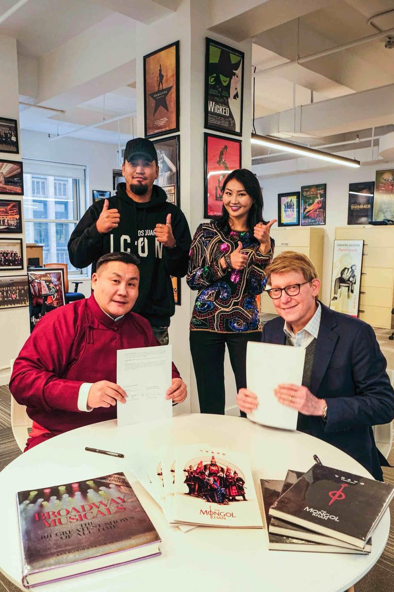 За атаархагчид минь шүлсээ арчих цаасаа бэлдээд ухаан алдчихгүй доорх мэдээг уншиж дуусгаарай даа 👇🏻

🟢"Монгол хаан" жүжиг дэлхийн театрын ноён оргил Broadway-д тоглогдож, дэлхийн алдарт Nederlander групп продюсерлана.
 
2025 оны 5-р сарын 31
Монголын үнэт өв соёлыг дэлхийд