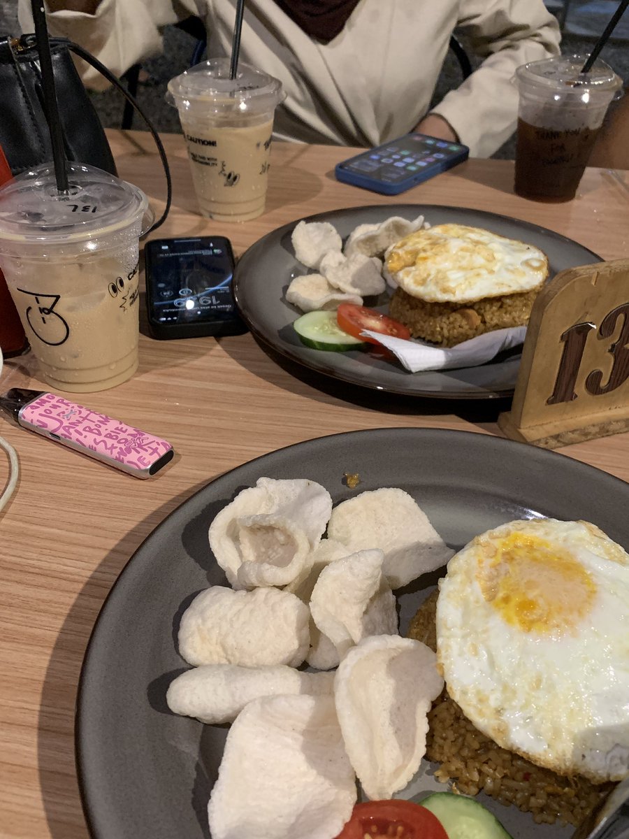 oshnxyy's tweet photo. di rumah gabut, nongkrong bangkrut https://t.co/YfXqKyCJsA