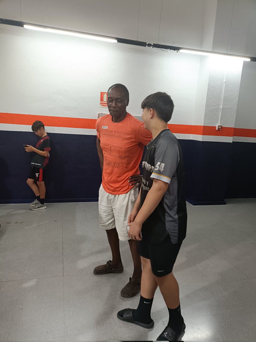 💥PALMA-PALMILLA TIME💥

Compañeros del Infantil Jumanji no se lo quisieron perder antes de su final esta tarde en Antequera🚩

El mismísimo <a href="/elfarodemeiras/">Anicet Lavodrama (OLY)</a> inspiración del coach <a href="/BayoKane/">Souma</a> tampoco🏴

<a href="/INCIDEong/">INCIDE Málaga</a> <a href="/colorcomun/">Color Comunitaria - antes Onda Color de Málaga</a> <a href="/Alkman8/">Alkman</a> VAM🏀SSSS!!!

#ElFuturoJuegaHoy