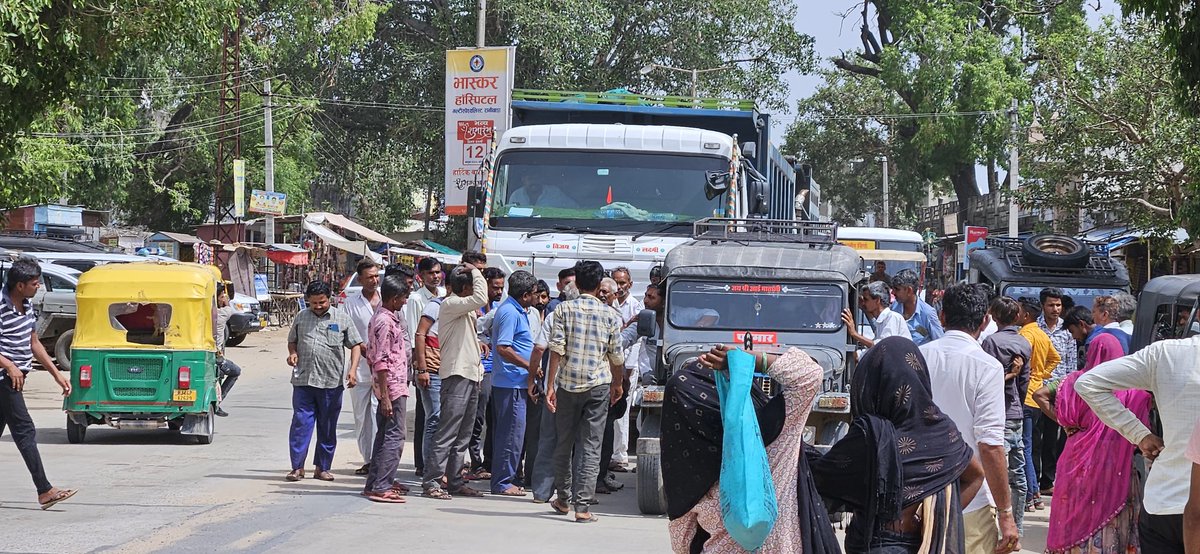 Marwardainik's tweet photo. #Jalore:  बड़गाव बस स्टैंड पर टैक्सी चालकों की मनमर्जी से हाई-वे पर चलने वाले अन्य वाहन चालकों को परेशानी का सामना करना पड़ता है। टैक्सी चालक आए दिन सवारों को लेकर जीपों को सड़क के बीचो-बीच खड़ी कर आपस झगड़ते है,जिससे सड़क पर जाम लग जाता है।
@JalorePolice @PoliceRajasthan https://t.co/pogJqOkeWt