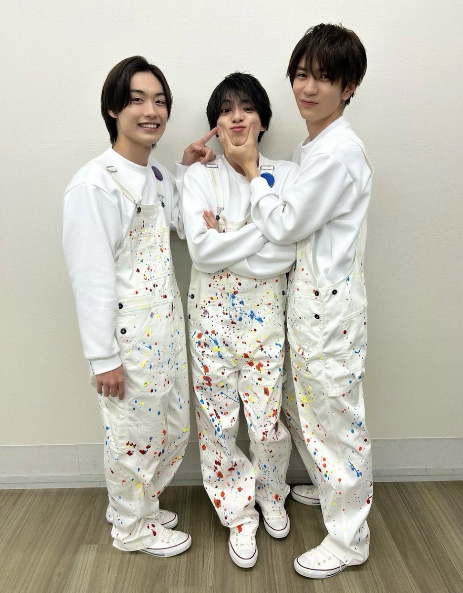 カクエキの公式写真、身長のバランスのせいか真ん中になりやすい西村