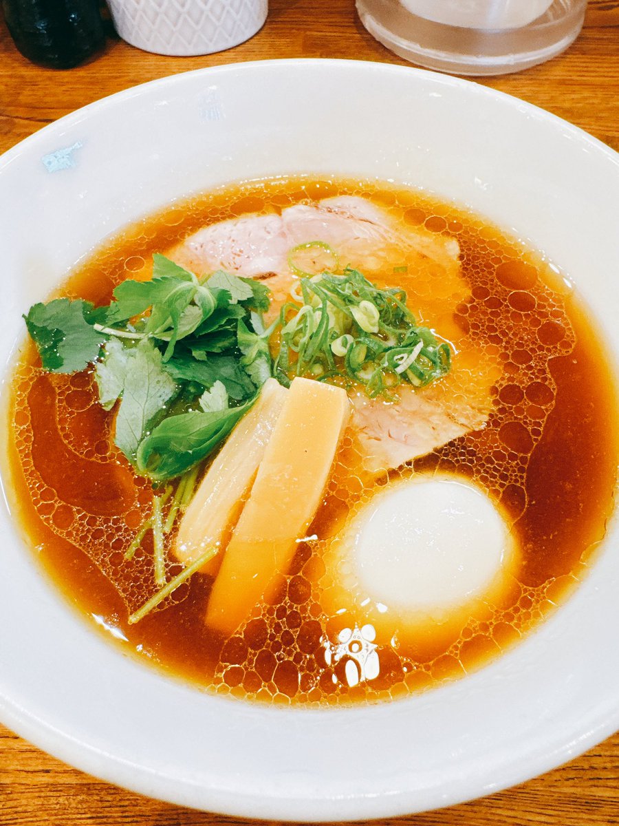 2009kirin's tweet photo. 㐂九家さん＠wwwwinaka
味玉付 純鶏SOBA

リニューアル後のお店に来店❗️
まろやかな鶏油と鶏の旨味に醤油の旨味、キレのある熱々なスープが超旨い🤣昇天😇
中太平麺はツルツル食感で啜り心地良くメッチャ美味しい❤️
コリコリメンマが最高💯
大きな焼豚も肉の旨味が堪らない🌈
味玉の旨味も素晴らしい🥰 https://t.co/1qOZlTJpsd