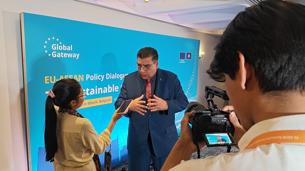 mdkhas's tweet photo. The Scope-HE media team conducted an interview with me on the outcome of the 2nd Scope-HE Dialogue and sought my views on the employment opportunities for the youth especially ASEAN Nationals.  My comments - more Erasmus+ scholarships &amp; job opportunities for ASEAN Youths👍🇲🇾🇪🇺👍 https://t.co/TzjsFzeAWL
