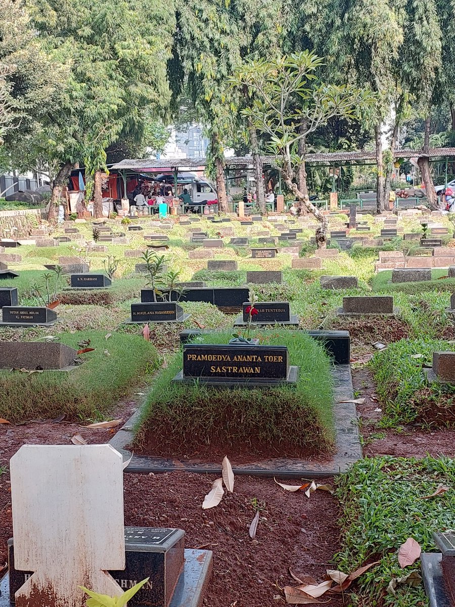 Bisa-bisanya si Argo ini tetanggaan sama Pramoedya Ananta Toer