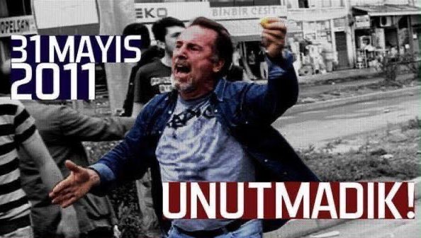 metin lokumcu öğretmenimizin ölüm yıldönümüdür. onun, hopa'da biber gazının üzerine böyle efelenerek yürümesiyle başladı her şey. sonra elindeki yarım limonu gezi'de gözüne sürdü koca bir ülke.