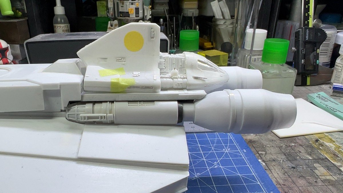 GillesV27t's tweet image. デカい方のエンジン　まだ上にパネル貼ったりゴチャメカ付けたりあるけど、明日からは小さい方の縦に付く2本をつくります。
#144theghost #ghostphantomII #scratchbuild