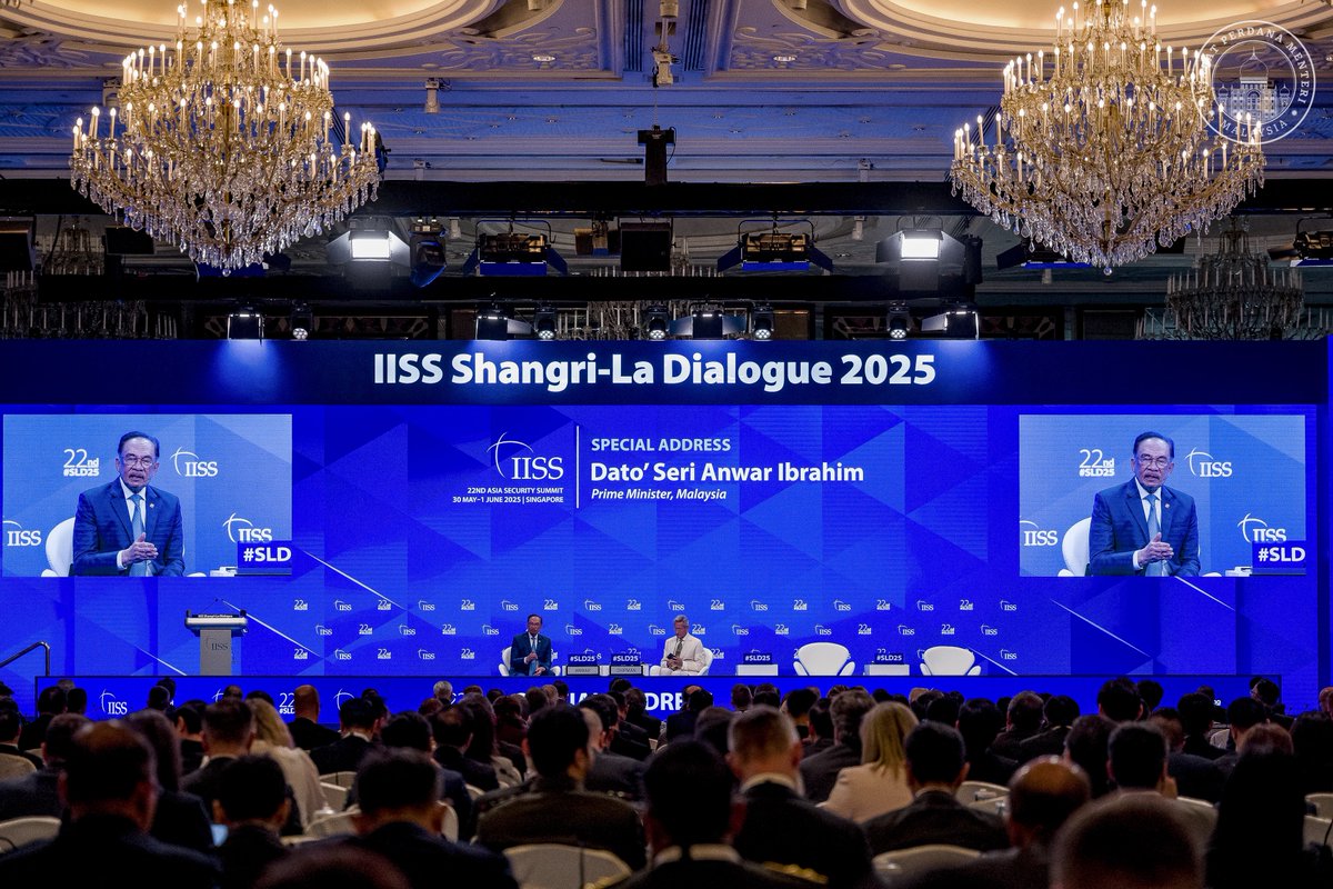 Sewaktu menyampaikan Ucapan Khas pada Dialog Shangri-La, saya tegaskan bahawa forum ini amat penting untuk mencari titik persefahaman ketika dunia berdepan pelbagai cabaran global.

ASEAN tidak terkecuali daripada tempias perubahan teknologi, ketidaktentuan ekonomi, arus