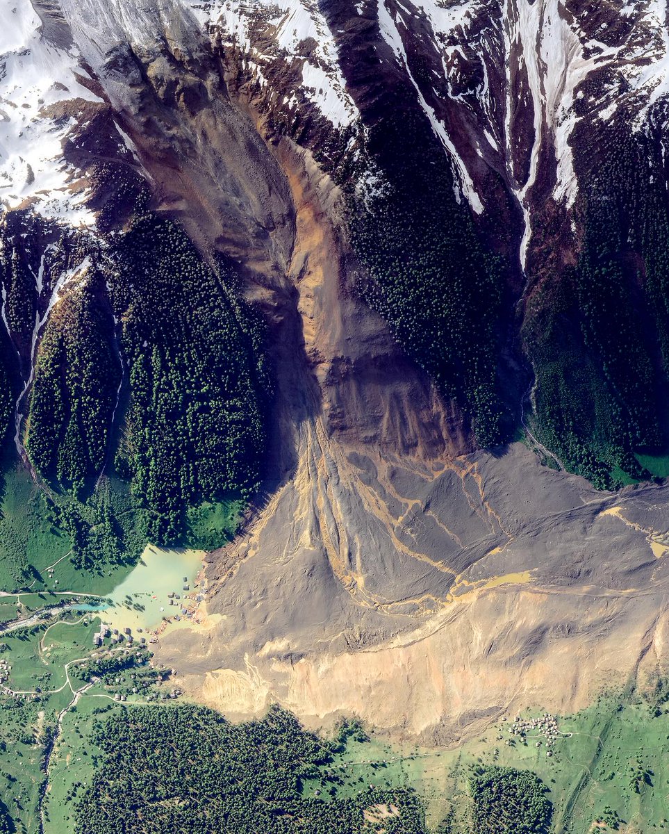 Suisse 🇨🇭 - Blatten

🔸Avec cette image satellite haute résolution, l'on peut se rendre compte plus aisément de la taille immense de la coulée qui a enseveli le village suisse.

La rivière, en bas à gauche de l'image, étant obstruée, un lac se forme.