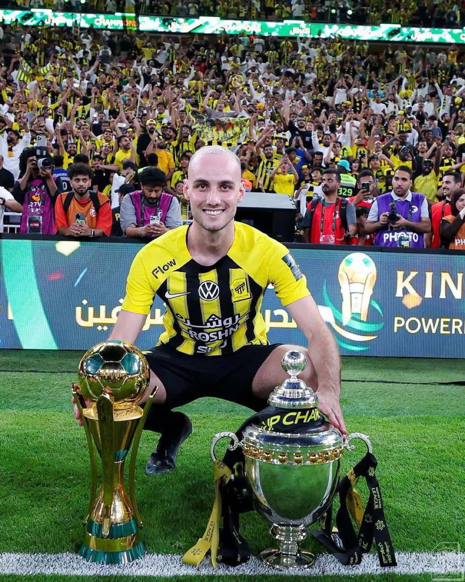 Hamooood211's tweet photo. ممكن يكون الاقل قيمه ماليه 
لكن الاكيد انه من الاكثر قيمه فنيه
#الاتحاد لم يخسر في وجوده اساسي 
حقق الدوري والكاس في اول موسم له
يستاهل السوري👍😁 https://t.co/QzY45cgxff