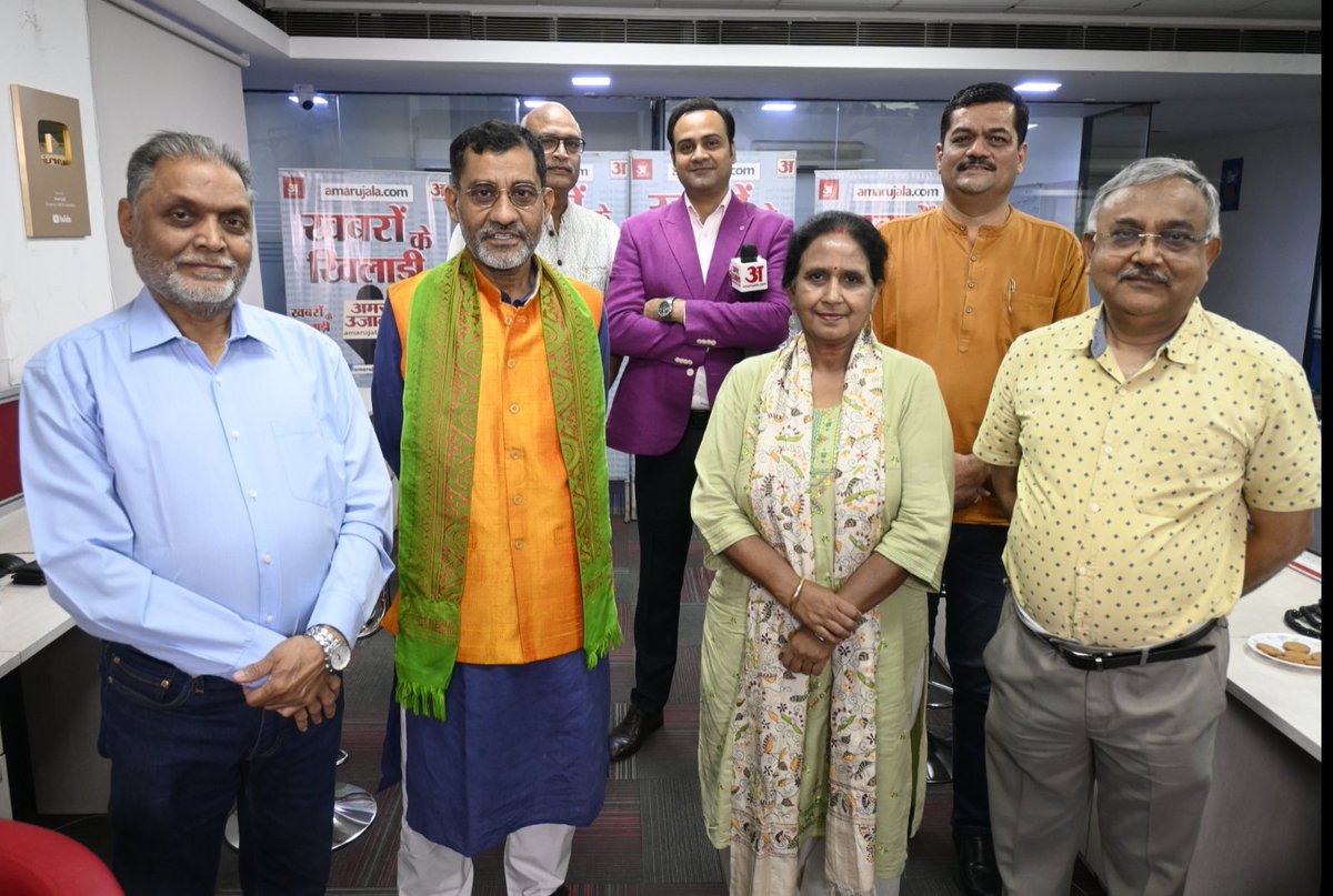 jaideepkarnik's tweet photo. नीतीश के नेतृत्व पर BJP मौन ! NDA जीता तो CM होगाा कौन ? आज शाम 5 बजे 

POK बना EVENT OF THE SEASON,सियासत में इस गूंज का क्या है  कारण? देखना न भूले आज रात 9 बजे सिर्फ अमर उजाला पर 
@VinodAgnihotri7 @semeerc @AdarshJha001 @jaideepkarnik @ramkripalsingh1 @Awadheshkum https://t.co/rvhI9ZgvEz