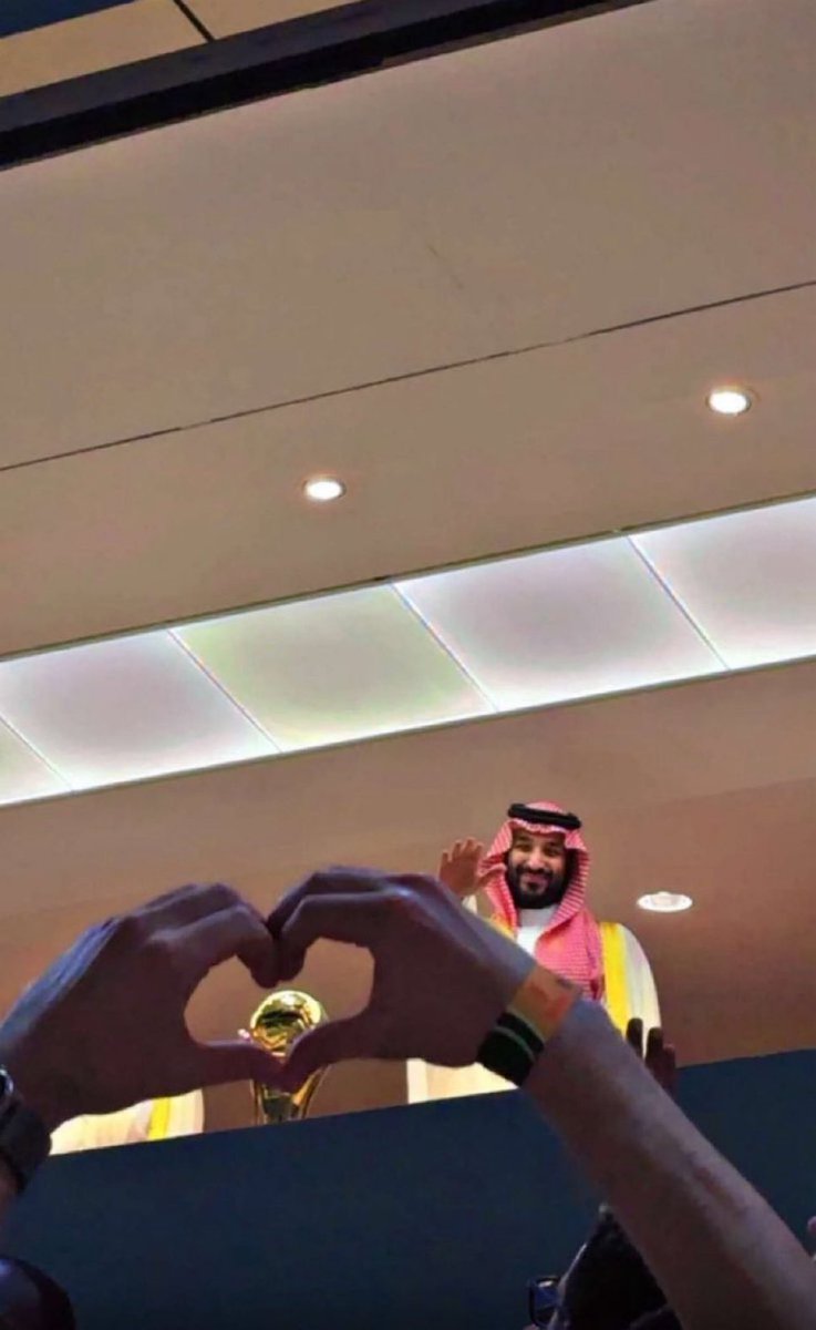 #محمدِ_بنِ_سلمان
قلبُ الوطنِ النابضُ، ورؤيةُ العزِّ عنوان
حضورُكَ أضاءَ الملعبَ، كالقمرِ في الليالي
دعمُكَ للرياضةِ شعلةٌ، تضيءُ كلَّ ميدان
شكرًا لكَ يا سموَّ الطموحِ،
يا راعي المجدِ
بكَ الاتحادُ تألَّقَ، وبكَ الوطنُ يَتَمَجَّدُ
#ولي_العهد 
<a href="/AzizbagBag/">عبدالعزيز أحمد بغلف🇸🇦</a>