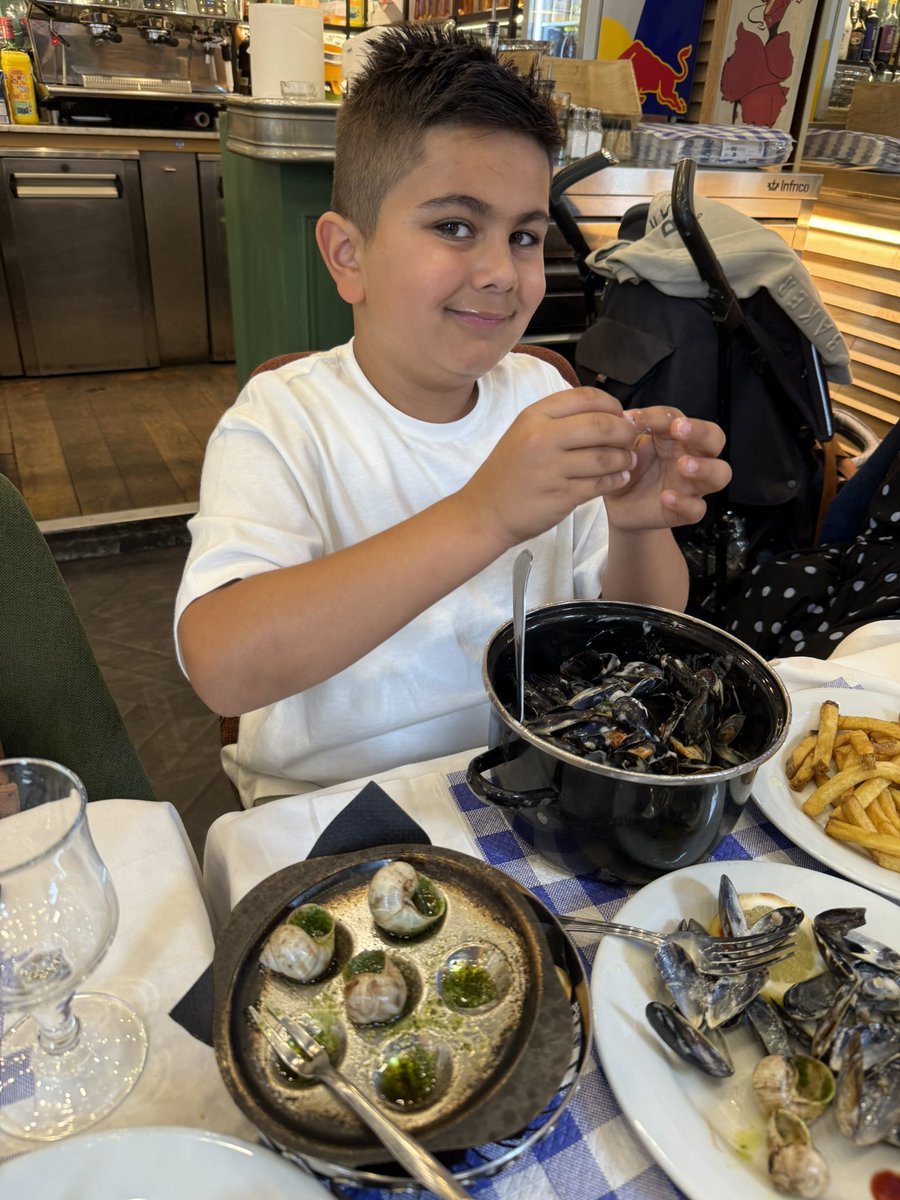 kimbeexx's tweet photo. @ourladyoflourd1 L year 3 had the best time in Paris. We went to Disneyland Paris, done some sightseeing, and even tried snails. https://t.co/6kA7lldiSK