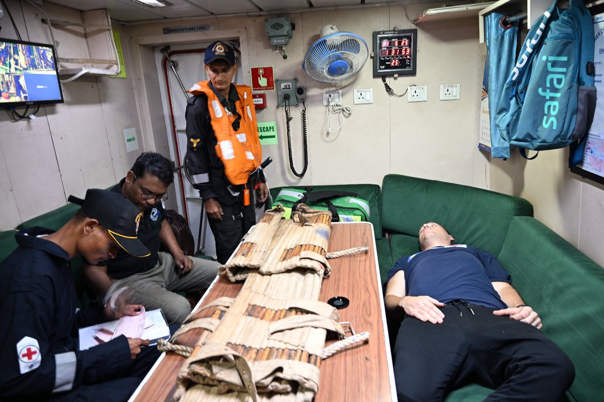 Def_PRO_Chennai's tweet image. #MedEvac

#ICG Station Kakinada conducted a #LifeSaving Ops in the night of 30May. Responding swiftly to 🆘 fm MV SW BLY (Flag Bahamas) abt it's Captain suffering HeartAttack 

 #ICG C430 earnestly set to mission and vessel was intercepted &amp;amp; evacuated the patient 0110 hrs 

..1/2