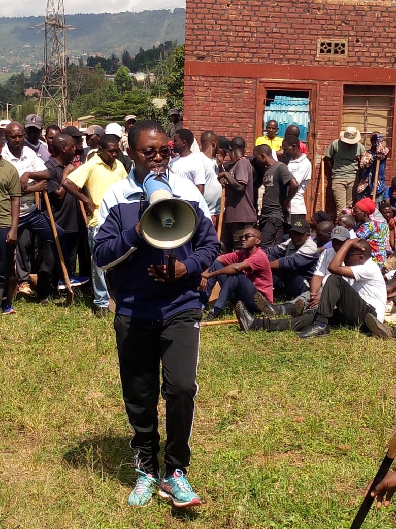 jabanasector's tweet photo. Nyuma y' #Umuganda, aganira n'abaturage, ES wa @jabanasector Bwana Shema Jonas yabasobanuriye Umushinga wo kwagura ububiko bw'ibikomoka kuri petrol, abakangurira #Kwirinda no #kurwanyaMalaria, gutanga #Mutuel ku gihe, n'izindi gahunda za Leta. https://t.co/SngQygsOyf
