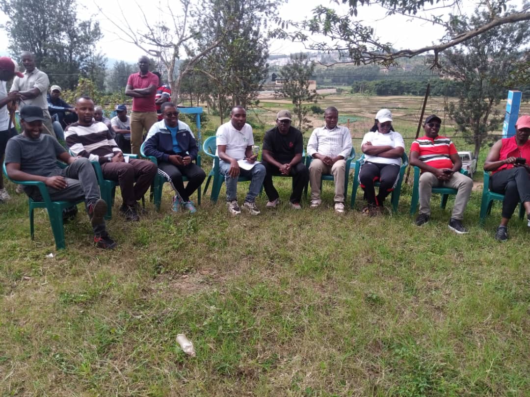 jabanasector's tweet photo. Nyuma y' #Umuganda, aganira n'abaturage, ES wa @jabanasector Bwana Shema Jonas yabasobanuriye Umushinga wo kwagura ububiko bw'ibikomoka kuri petrol, abakangurira #Kwirinda no #kurwanyaMalaria, gutanga #Mutuel ku gihe, n'izindi gahunda za Leta. https://t.co/SngQygsOyf