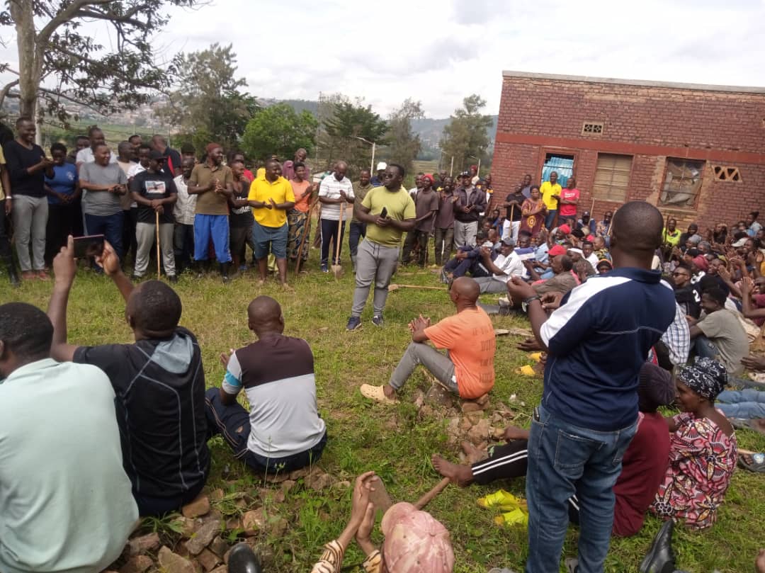jabanasector's tweet photo. Nyuma y' #Umuganda, aganira n'abaturage, ES wa @jabanasector Bwana Shema Jonas yabasobanuriye Umushinga wo kwagura ububiko bw'ibikomoka kuri petrol, abakangurira #Kwirinda no #kurwanyaMalaria, gutanga #Mutuel ku gihe, n'izindi gahunda za Leta. https://t.co/SngQygsOyf